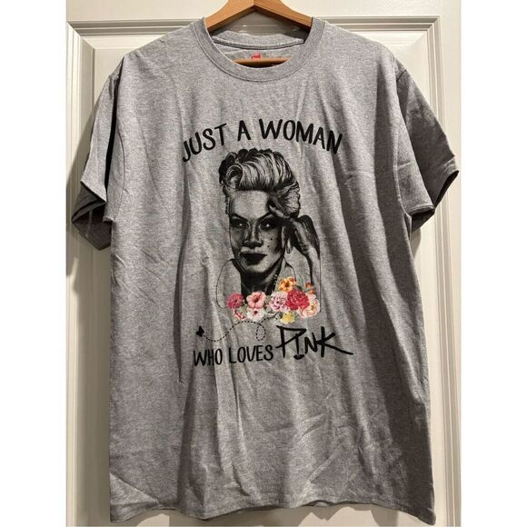 Just a Woman Who Loves Pink T-shirt size Medium - Picture 1 of 2